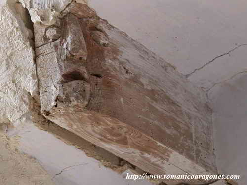 EXTREMO VOLADO DE JCENA JUNTO AL MURO SUR. LA CARA SE TALL MIRANDO AL INTERIOR